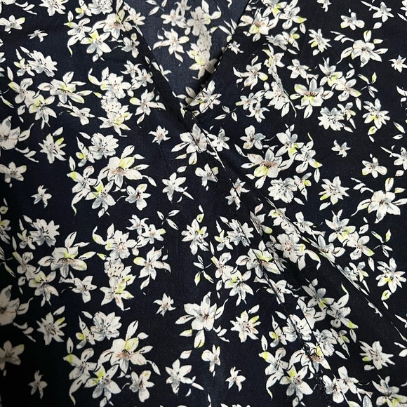 Flower print romper with deep v neckline - Picture 5 of 8